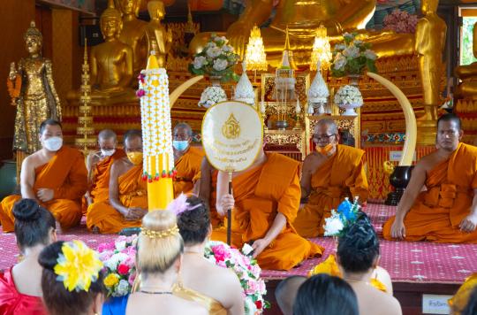 ถวายเทียนพรรษา โดย สมาคมผู้สูงอายุวัดอินทาราม และคณะคุณครูและนักเรียน โรงเรียนเทศแม่บาลวัดนางปลื้ม