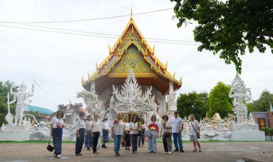 เช้าวันพุธ ที่อากาศสดใส ผู้คนหลั่งไหลเข้ามาไหว้พระขอพร วัดอินทาราม