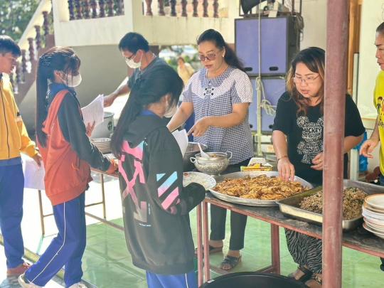 ขอบคุณแม่ครัววัดอินทารามทุกคน ที่ทำอาหารเลี้ยงเด็กๆในวันนี้