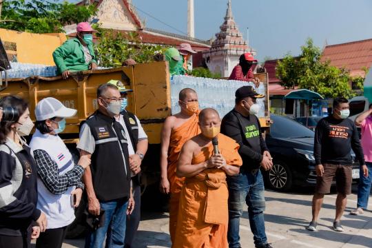 มอบถุงยังชีพ แก่ประชาชนผู้ประสบอุทกภัย