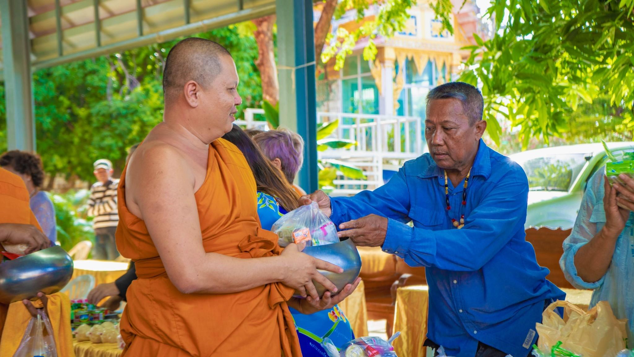 ทำบุญตักบาตร ถวายพระราชกุศล เนื่องในวันเฉลิมพระชนมพรรษา สมเด็จพระนางเจ้าสิริกิติ์ พระบรมราชินีนาถพระบรมราชชนนีพันปีหลวง