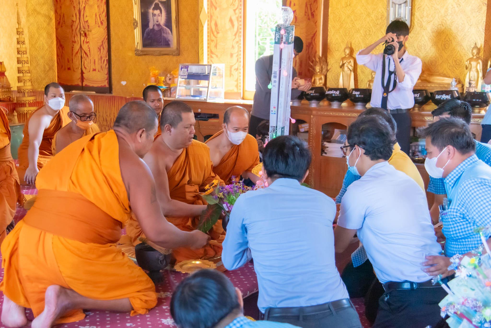 คณะครูและนักเรียน เทคนิคอยุธยา ถวายเทียนพรรษา