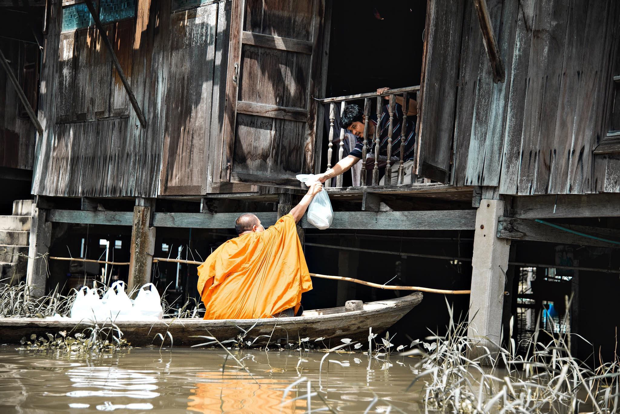 บรรเทาความเดือดร้อนให้กับพระและญาติโยมในเบื้องต้น  (2)